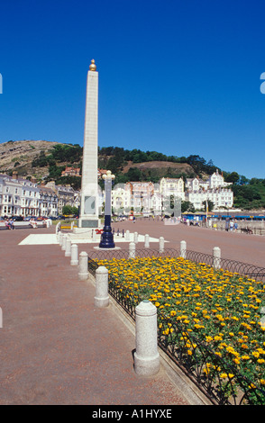 Kenotaph Kriegerdenkmal auf Promenade in Llandudno North Wales UK Stockfoto