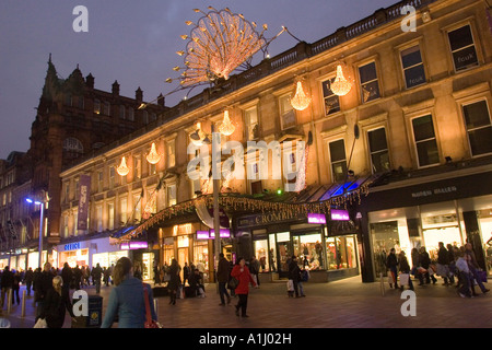 Geschäfte für Weihnachten in Buchannan Street Glasgow Schottland UK beleuchtet Stockfoto