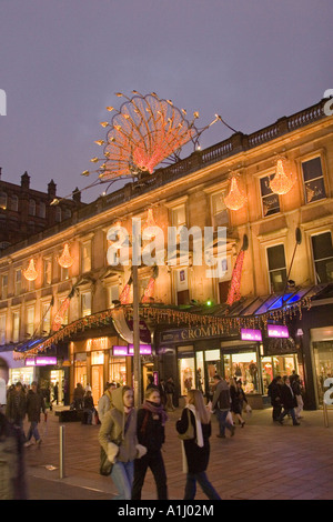 Geschäfte für Weihnachten in Buchannan Street Glasgow Schottland UK beleuchtet Stockfoto