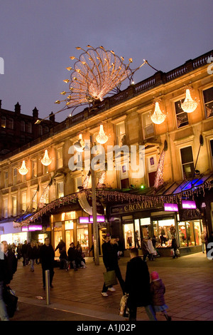 Geschäfte für Weihnachten in Buchannan Street Glasgow Schottland UK beleuchtet Stockfoto