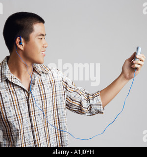 Nahaufnahme eines jungen Mannes tragen von Kopfhörern und Musik hören Stockfoto