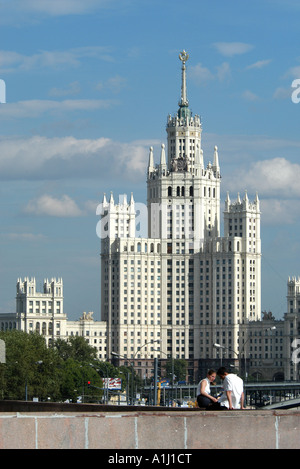 Liebespaar vor einer berühmten Wolkenkratzer aus der Stalinzeit auf Kotelnicheskaya Damm in Moskau, Russland Stockfoto