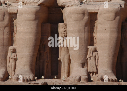 Große Beine die Kolosse von Pharao Ramses II vor Sonne Tempel von Abu Simbel in der Nähe von Assuan. Stockfoto