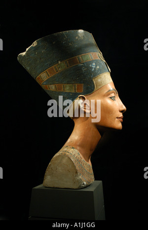 Berühmte Büste der Königin Nefertiti im ägyptischen Museum in Berlin, Deutschland. Stockfoto