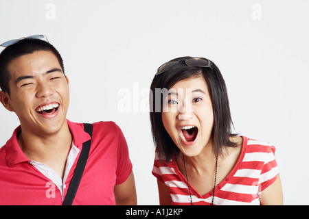 Porträt einer jungen Frau suchen überrascht mit einem jungen Mann lächelnd Stockfoto
