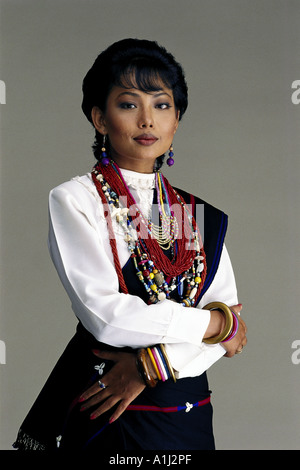 South Asian indische Braut aus Nagaland North East India in der Hochzeit Ehe Kleid weiße Top Bluse Armreifen Perlen Halskette Asien Stockfoto