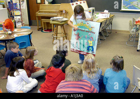 3. Klasse Grundschule Schüler lernen geben Gruppenpräsentationen Stockfoto