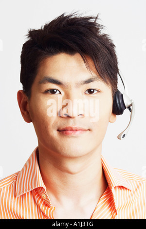 Porträt eines jungen Mannes tragen einen Kopfhörer Stockfoto