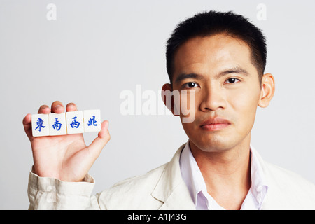 Porträt eines Geschäftsmannes aus Marmor Würfel holding Stockfoto