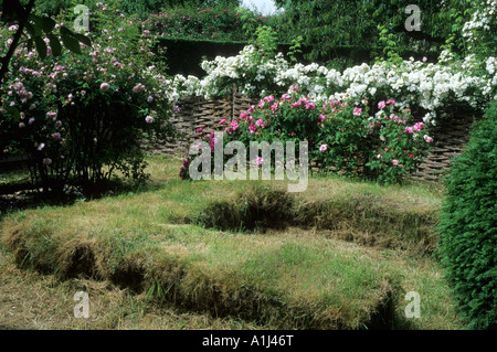 Mittelalterlichen Stil turf Bank Sitz Flechtwerk Zaun Mannington Hall Stockfoto