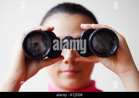 Nahaufnahme einer jungen Frau, die durch ein Fernglas schauen Stockfoto