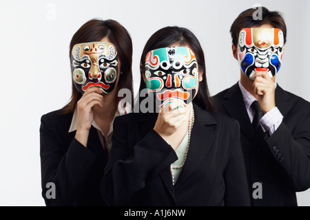 Nahaufnahme von zwei Unternehmerinnen und Unternehmer tragen Masken Stockfoto