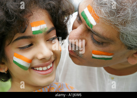 Flagge Indiens gemalt auf Gesicht, Feier des indischen Unabhängigkeitstages Indien, MR#191 & 646 Stockfoto