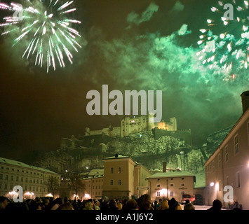 Feuerwerk über der Festung Hohensalzburg auf Vorabend des neuen Jahres, Kapitelplatz, Altstadt, Salzburg, Österreich Stockfoto