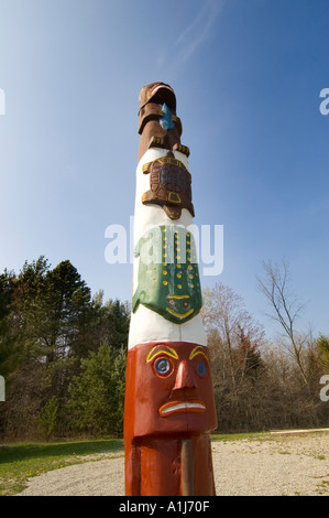 Amerikanische Chippewa Indianerstamm Totempfahl befindet sich in Port Huron, Michigan Stammes-Gelände Stockfoto
