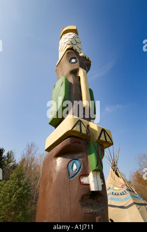 Amerikanische Chippewa Indianerstamm Totempfahl befindet sich in Port Huron, Michigan Stammes-Gelände Stockfoto
