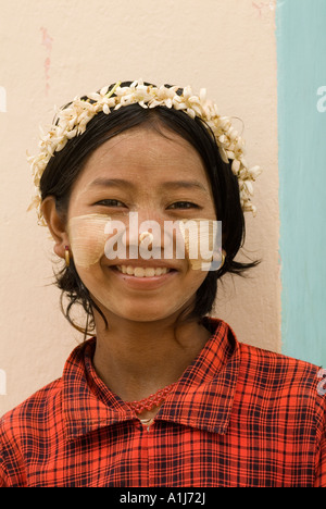 Junge Mädchen tragen traditionelle machen genannt Thanakha Myanmar Burma Stockfoto