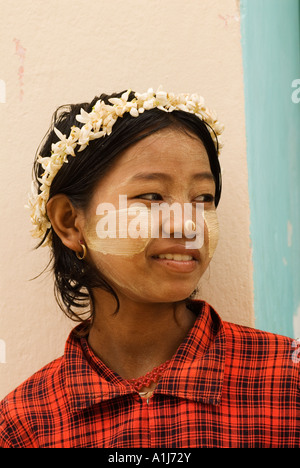 Junge Mädchen tragen traditionelle machen genannt Thanakha Myanmar Burma Stockfoto