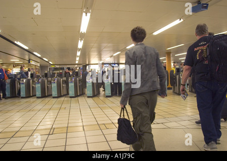 Pendler nähert sich Schranken am Londoner U-Bahn Stockfoto