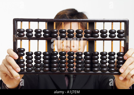 Nahaufnahme eines Geschäftsmannes hält einen Abakus Stockfoto