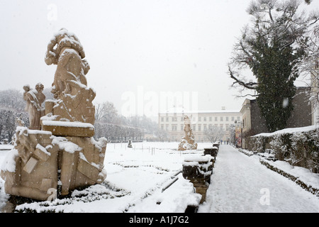 Mirabellgarten (Mirabellgarten) und Schloss Mirabell in starkem Schneefall, Altstadt, Salzburg, Österreich Stockfoto