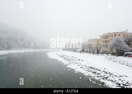 Salzach Fluss in einem Schneesturm, Altstadt, Salzburg, Österreich Stockfoto