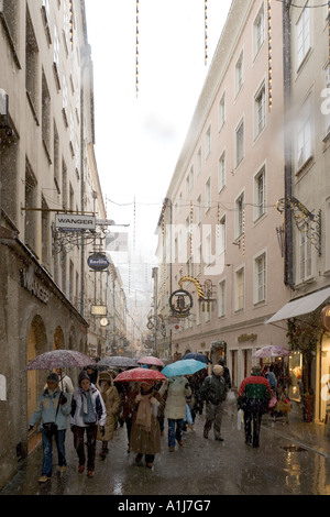 Zentrum der Altstadt in einem Schneesturm, Getreidegasse, Salzburg, Österreich Stockfoto