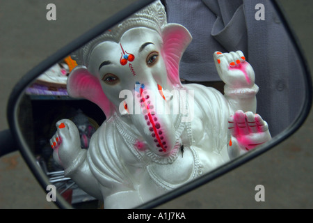 SSK76324 Spiegelbild der Gott, der Lord Ganesh Hindernisse beseitigt Stockfoto