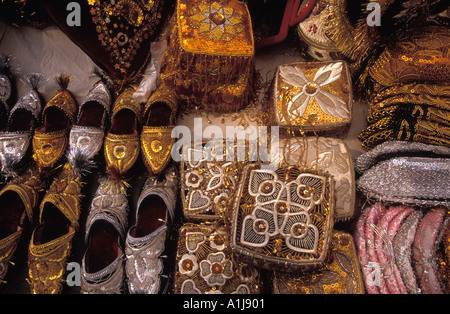 Usbekische Trachtenmode auf dem Display in Chorsu Bazar Taschkent Usbekistan Stockfoto