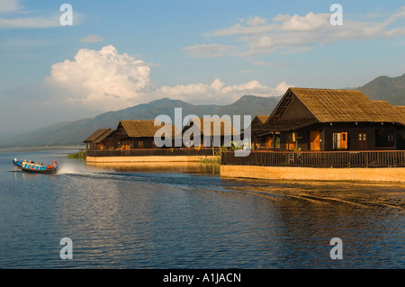 Inle-See-Myanmar-Burma-2006-Touristen verlassen ihre Hotel-Komplex gebaut im See mit dem Boot Stockfoto