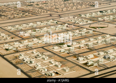 Abu Dhabi Vereinigte Arabische Emirate Vereinigte Arabische Emirate VAE Blick hinunter auf moderne neue Wohnungen für Staatsangehörige, die in der Wüste erbaut wurden. HOMER SYKES Stockfoto