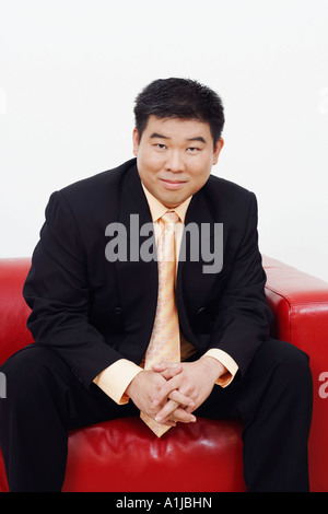 Porträt eines Geschäftsmannes auf einer Couch sitzend Stockfoto