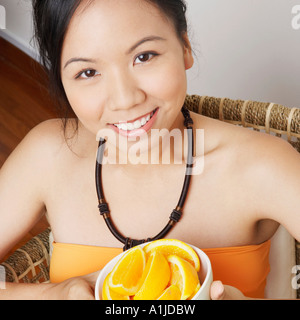 Porträt einer jungen Frau hält eine Schüssel Stockfoto