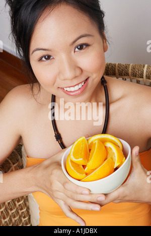 Porträt einer jungen Frau eine Schüssel halten und Lächeln Stockfoto