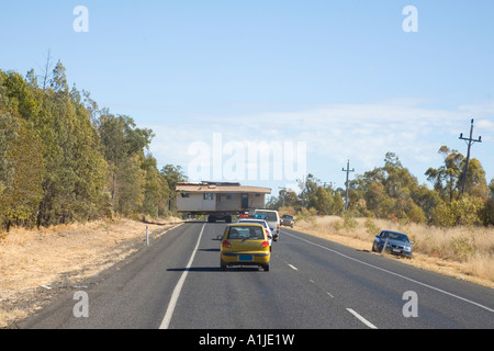 Eine alte hölzerne Haus verschoben wird auf der Straße per LKW an einen neuen Speicherort ist dies der Warrego Highway in Queensland-Australien Stockfoto