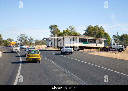 Eine alte hölzerne Haus verschoben wird auf der Straße per LKW an einen neuen Speicherort ist dies der Warrego Highway in Queensland-Australien Stockfoto