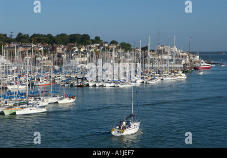 Eine Segelyacht Motoren vorbei Liegeplätze von Cowes Yacht Haven auf der Isle Of Wight in Hampshire, England UK Stockfoto