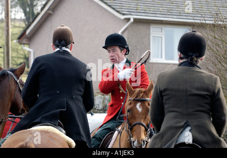 Brecon und Talybont Hunt montieren am oberen Kapelle Powys Wales UK GB mit Fox Hounds eine Duftspur folgen Stockfoto