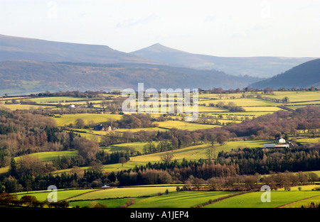 Blick über Ackerland in Wintersonne von Mynydd Illtyd gewöhnlich in der Nähe von Brecon Powys Wales UK in Richtung Zuckerhut in Abergavenny Stockfoto