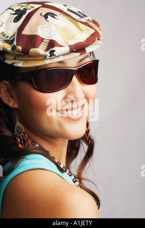 Porträt einer jungen Frau das Tragen von Sonnenbrillen und lächelnd Stockfoto