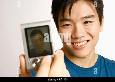 Nahaufnahme eines jungen Mannes, ein Bild von sich selbst Stockfoto