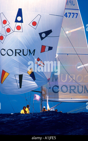 Racing Yacht Spinnaker über anschwellen, die verdunkelt Rumpf Honolulu Hawaii USA Stockfoto