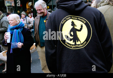 Golden Valley Jagd montieren auf dem Stadtplatz Uhr im Heu Wye Powys Wales UK GB Jagd Anhänger FELIX sagt halten Jagd Stockfoto