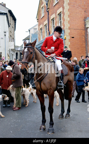 Golden Valley Jagd montieren auf dem Stadtplatz Uhr im Heu auf Wye Powys Wales UK GB roten Mantel Jäger zu Pferde Stockfoto