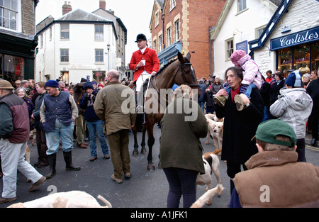 Golden Valley Jagd montieren auf dem Stadtplatz Uhr im Heu auf Wye Powys Wales UK GB roten Mantel Jäger umgeben von Anhängern Stockfoto