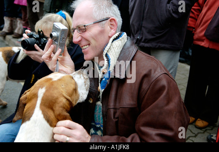 Golden Valley Jagd montieren auf dem Stadtplatz Uhr im Heu auf Wye Powys Wales UK GB Anhänger Foto Jagdhunde closeup Stockfoto