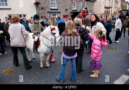 Golden Valley Jagd montieren auf dem Stadtplatz Uhr im Heu auf Wye Powys Wales UK GB Stockfoto