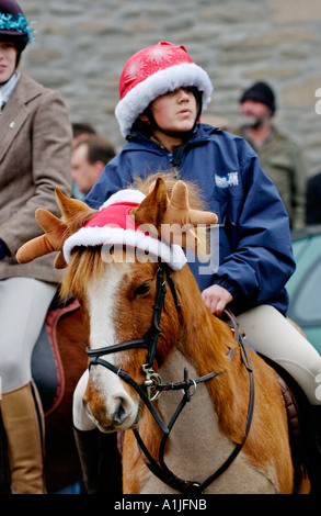 Golden Valley Jagd montieren auf dem Stadtplatz Uhr im Heu auf Wye Powys Wales UK GB Pony Komödie Weihnachtsmütze mit Geweih Stockfoto