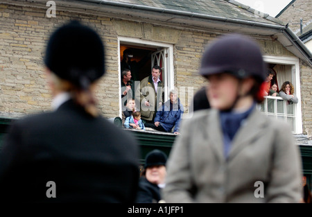Golden Valley Jagd montieren auf dem Stadtplatz Uhr im Heu auf Wye Powys Wales UK GB Stockfoto