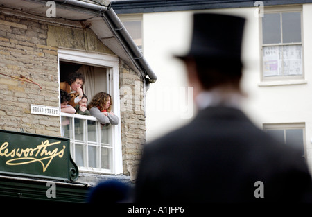 Golden Valley Jagd montieren auf dem Stadtplatz Uhr im Heu auf Wye Powys Wales UK GB von Unterstützern aus Fenster im oberen Stock beobachtet Stockfoto